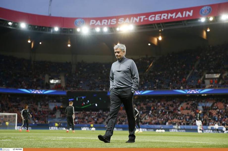 Che brutta serata per Jos Mourinho: in quattro giorni il suo Chelsea ha compromesso Premier e Champions. Action Images
